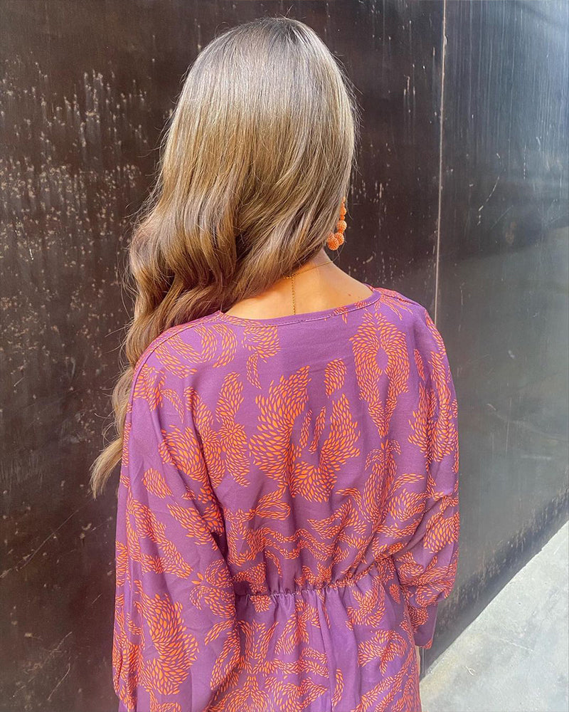 Anita – Abito Elegante con Scollo a V, Maniche Lunghe e Fantasia